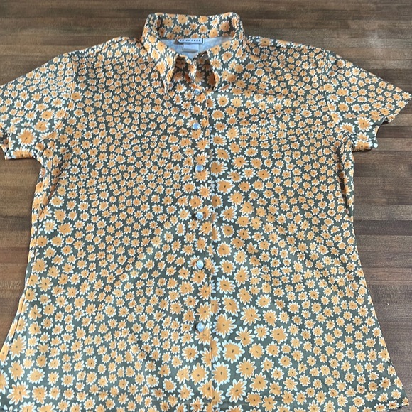 in charge Tops - Vintage button front daisy shirt. XS